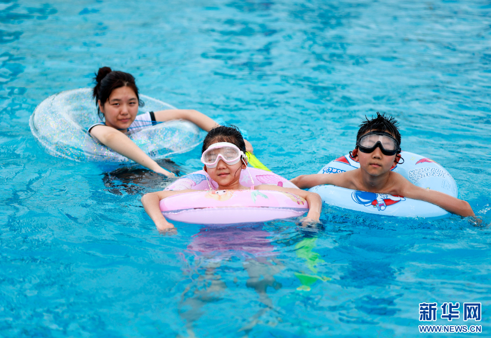 江苏泰州:夏日戏水 乐享清凉_新华网江苏频道