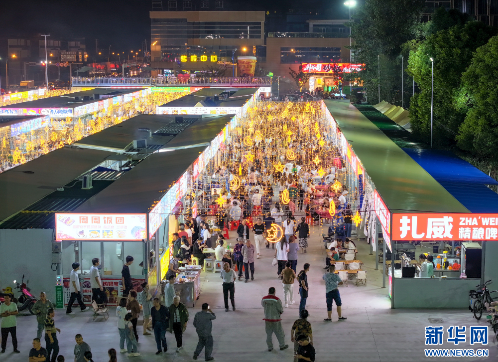 江苏靖江：精彩夜市人气旺