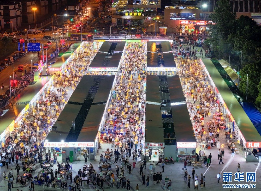 江苏靖江：精彩夜市人气旺