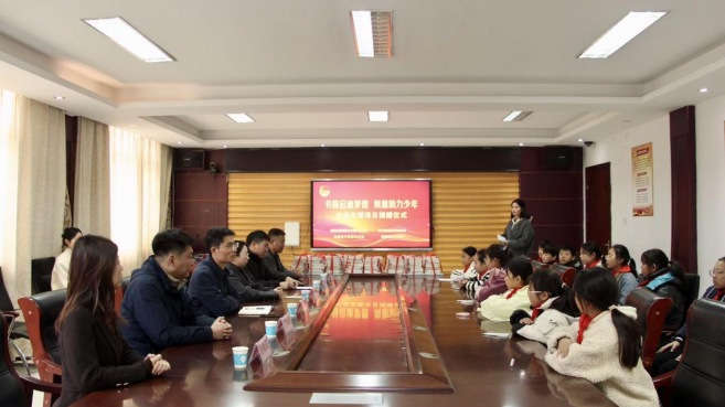“书籍启迪梦想,凤凰助力少年”凤凰少年书架活动三年完美收官_新华网江苏频道
