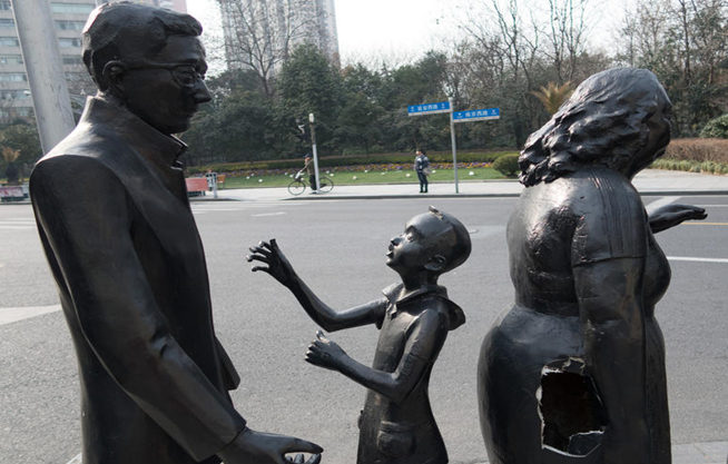 上海街头雕塑破大窟窿 成行人垃圾箱