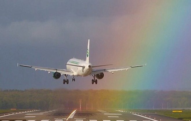 难得一见！客机降落跑道遇绚丽彩虹