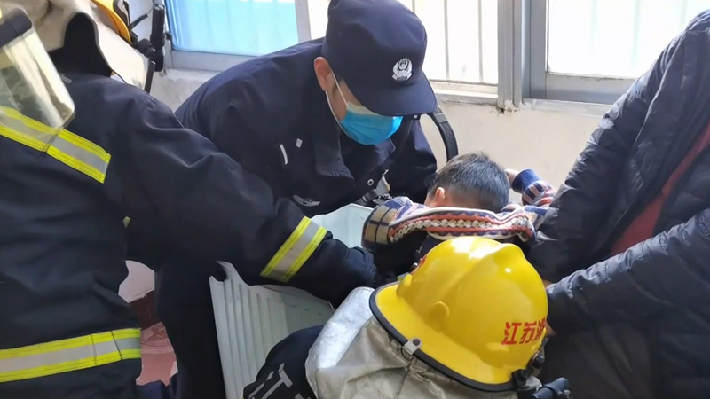 4岁幼童爬进洗衣机被卡 消防人员紧急破拆救援