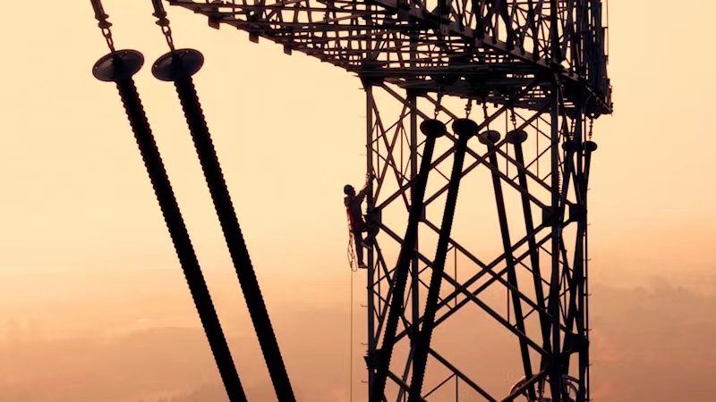 太美了！电力员工迎着冬日朝霞在百米高空中带电作业