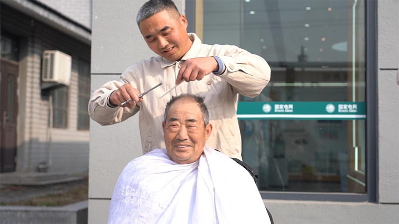 二月二來臨，電力工人化身愛心理髮師，免費為留守老人剪發