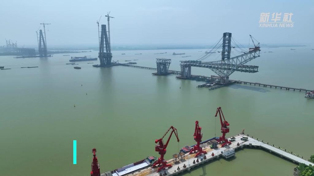 江蘇泰州：常泰長江大橋上塔柱鋼塔核心構件成功吊裝