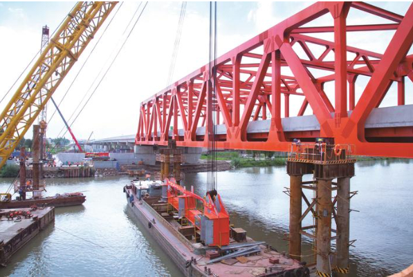 焦港大桥左幅杆件进行吊装_新华网江苏频道