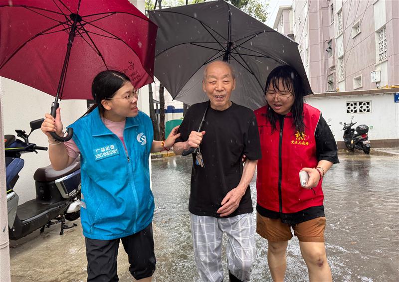 风雨中，他们为群众撑起“暖心伞”