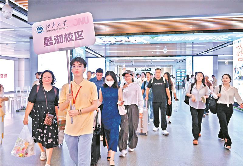 迎新直通车开进江南大学校园